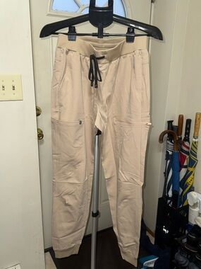 Fabletics I Men’s I All-Shift Scrub Jogger I
Beige-ChaiI Size: M I Inseam: 28”